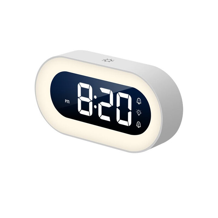 Praktischer Lumino Digitalwecker mit einstellbarem Nachtlicht. Akkubetrieben und kabellos für flexible Platzierung.