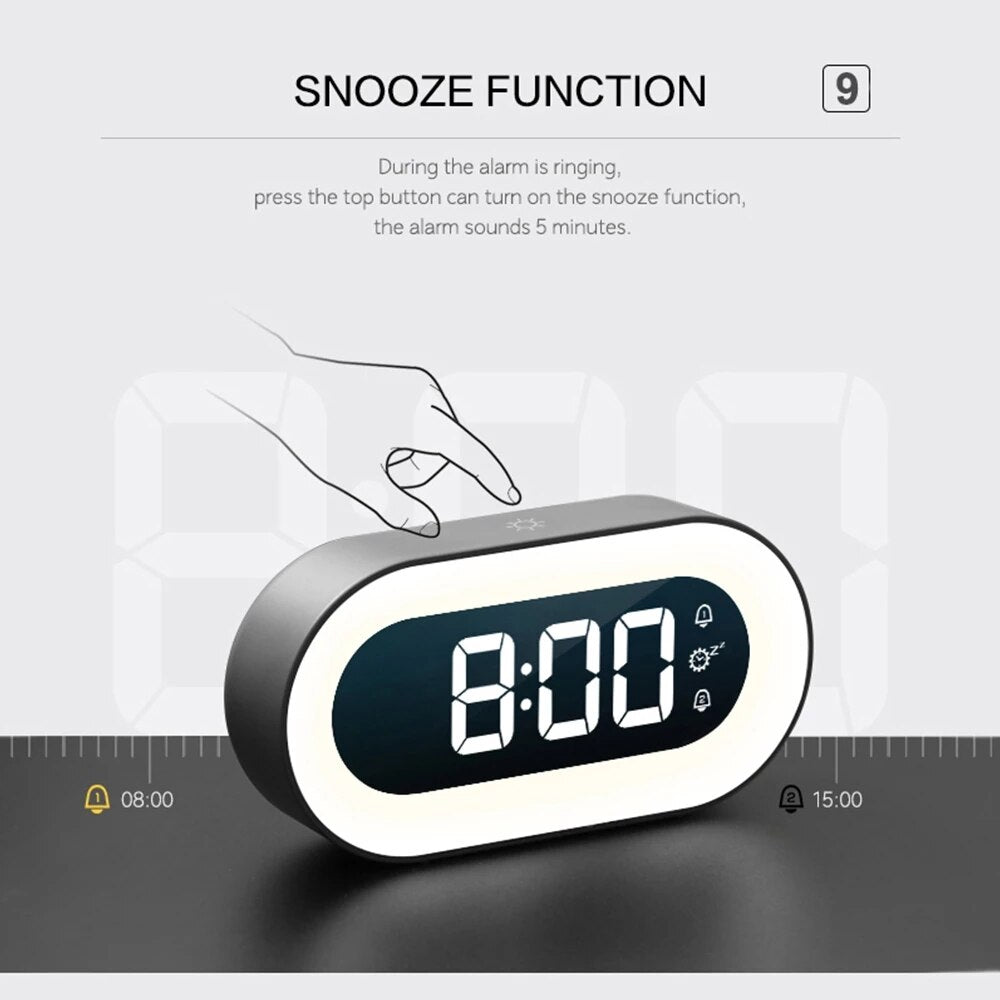Digitaler Wecker Lumino mit Nachtlichtfunktion und kabellosem Akku. Moderne Uhr für Schlafzimmer und Wohnbereiche.