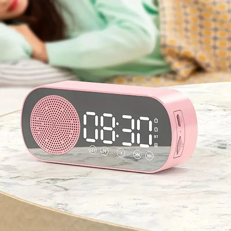 Digitaler Wecker mit FM-Radio für Radiosender. Stilvolle Uhr mit klarer Anzeige. Perfekt für Schlafzimmer.
