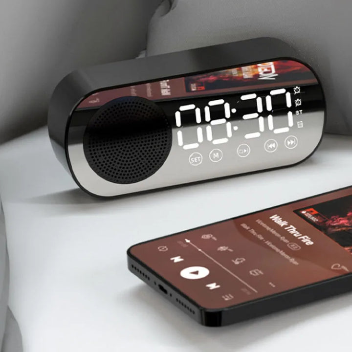 Kompakter multifunktionaler Wecker: digitale Uhr, Bluetooth-Lautsprecher, FM-Radio. Für Schlafzimmer & Smart Home.