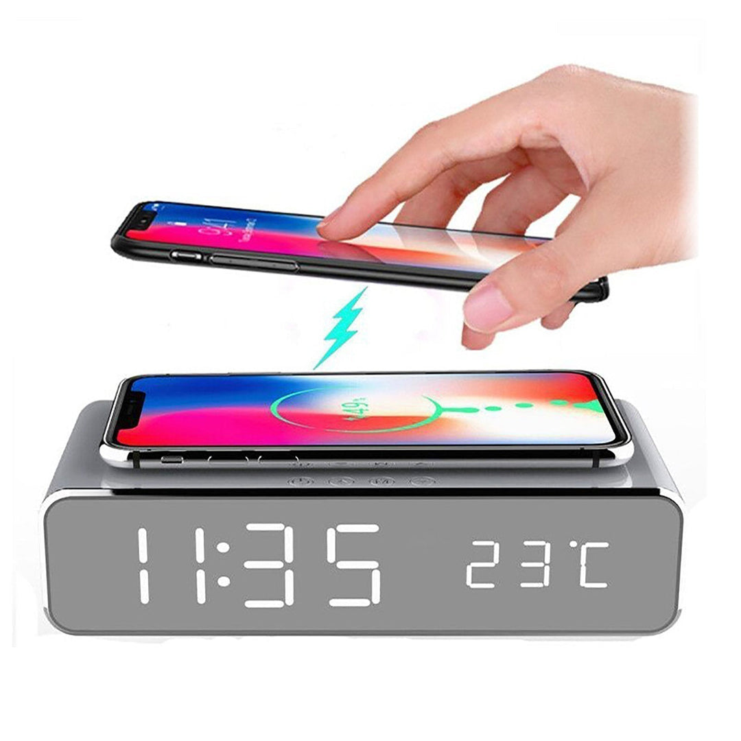 Moderner 2-in-1 Wecker und Ladestation auf einem Nachttisch, ideal als Schlafzimmer Dekoration.