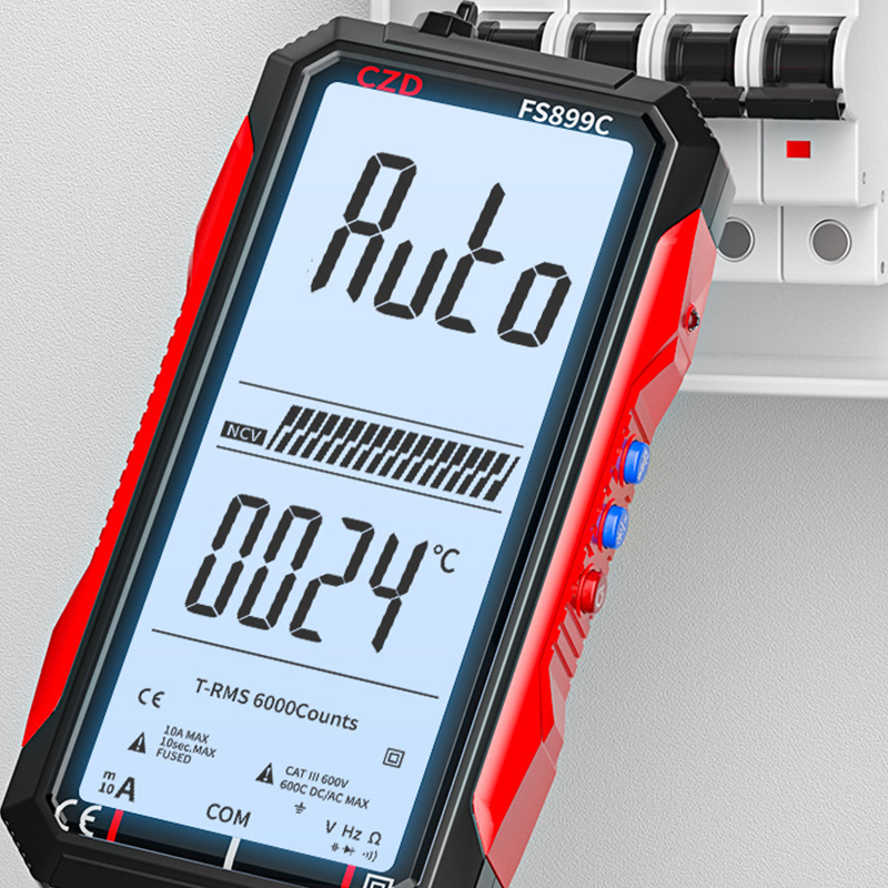 Nahaufnahme: LCD-Anzeige des digitalen Multimeters zeigt Messwerte. USB-C wiederaufladbar für präzise Arbeit.