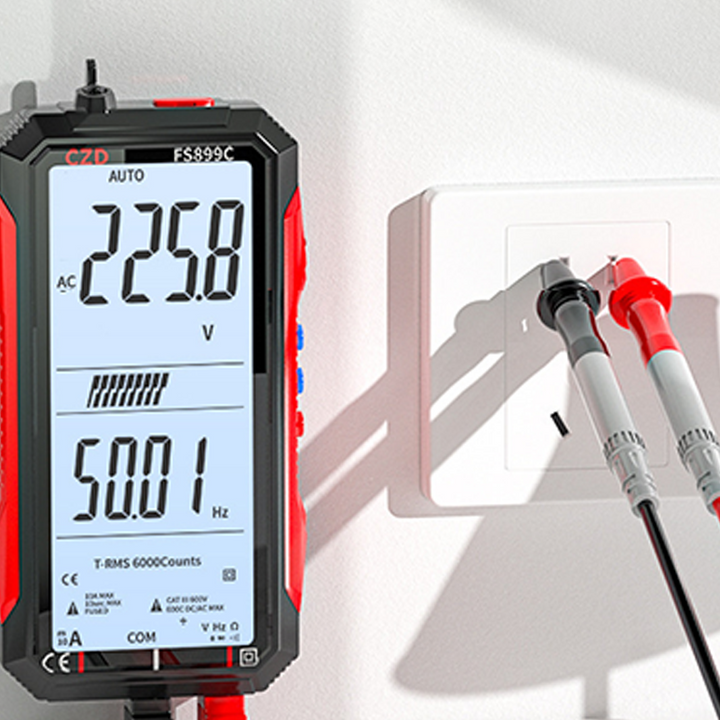Messspitzen & USB-C-Anschluss am digitalen Multimeter. Präzises, wiederaufladbares Messgerät für Elektronik-DIY.