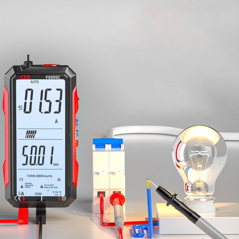 Präzises digitales Multimeter für Elektriker & Heimwerker. LCD-Anzeige, USB-C wiederaufladbar für sichere Messungen.
