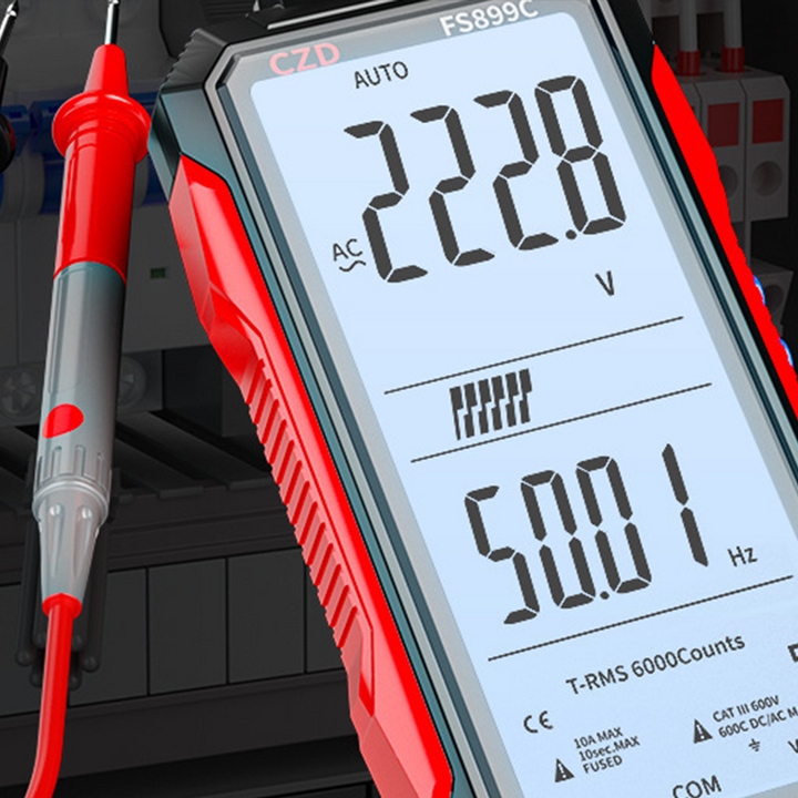 Mann misst mit digitalem Multimeter an Leiterplatte. Wiederaufladbar mit USB-C. Präzises Elektronik Werkzeug.