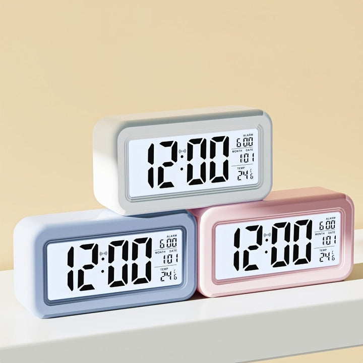 Digitalwecker im minimalistischen Design, zeigt Uhrzeit, Datum, Temperatur auf großem LCD. Perfekt für Schlafzimmer.