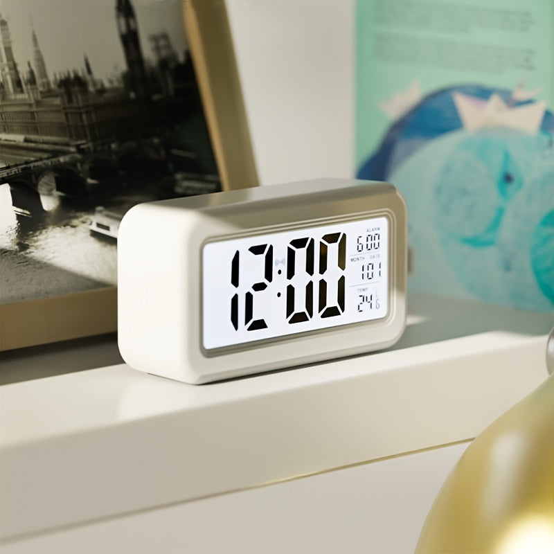 Vorderansicht des minimalistischen Digitalweckers mit großer LCD-Anzeige für Uhrzeit, Datum und Temperatur.