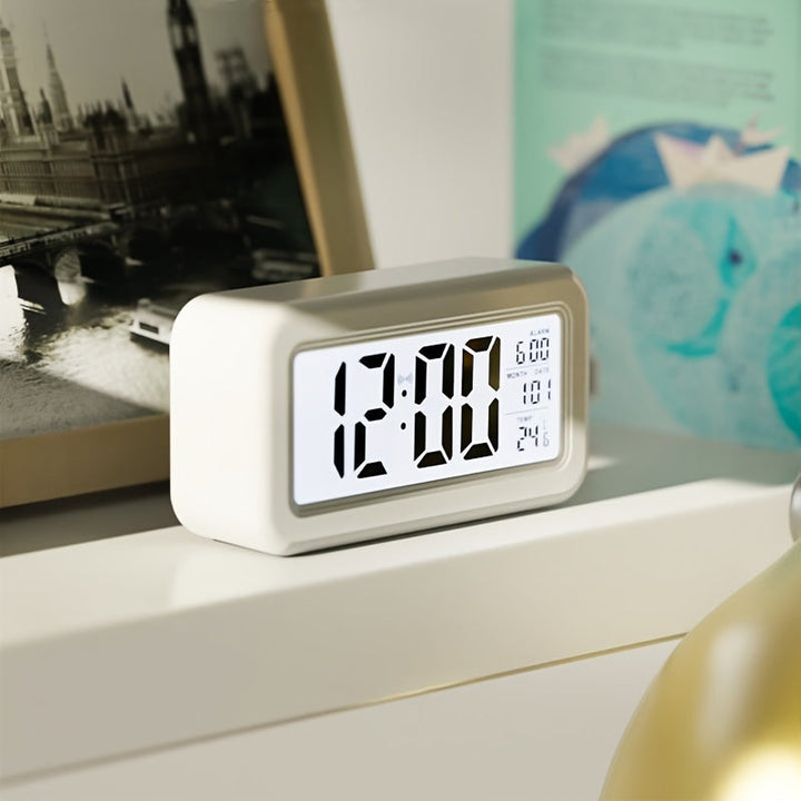 Vorderansicht des minimalistischen Digitalweckers mit großer LCD-Anzeige für Uhrzeit, Datum und Temperatur.