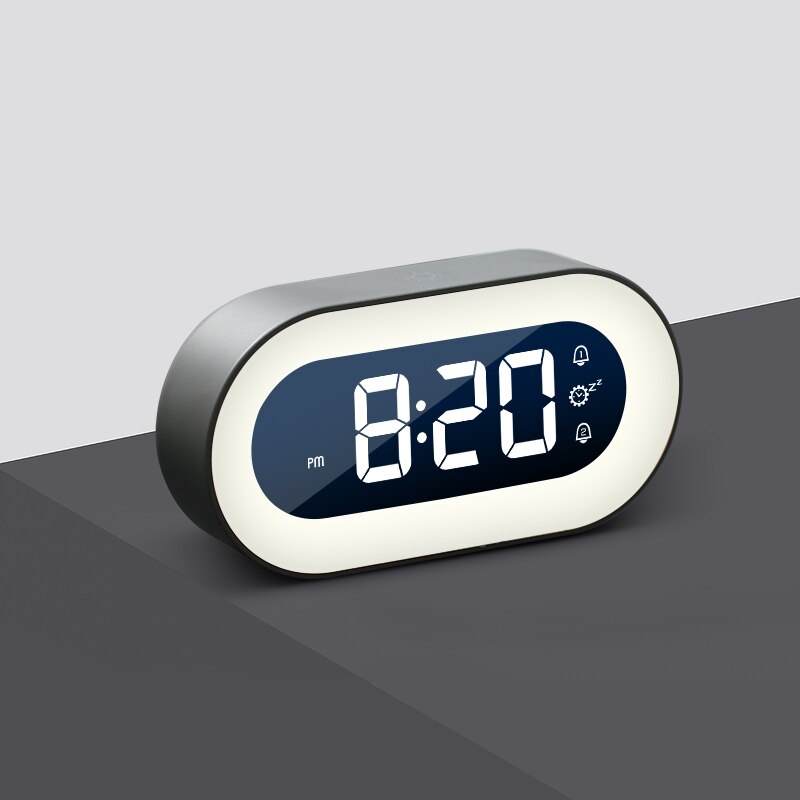 Kompakter Digitalwecker mit dimmbarem Nachtlicht, schafft eine entspannte Atmosphäre im Schlafzimmer.