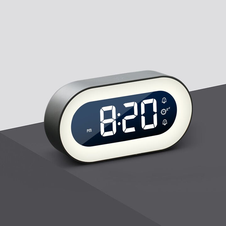 Kompakter Digitalwecker mit dimmbarem Nachtlicht, schafft eine entspannte Atmosphäre im Schlafzimmer.