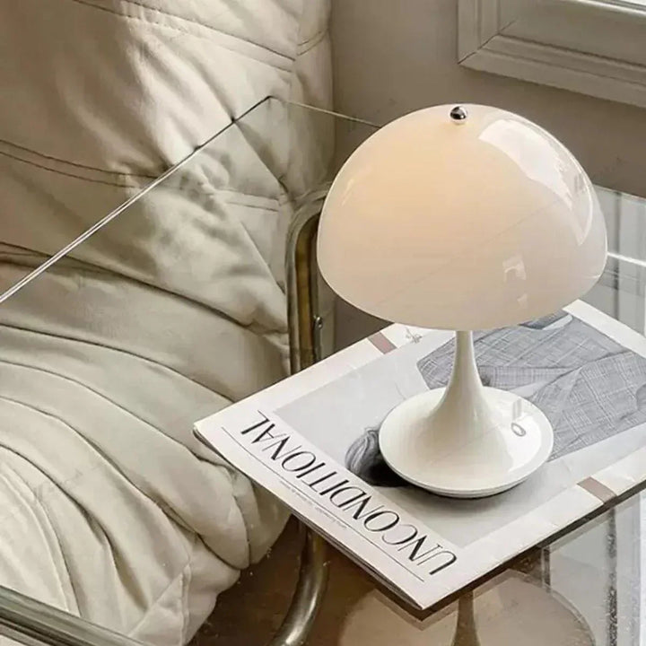 BloomGlow Nachttischlampe, dimmbar, kabellos, Blütenknospen-Design für gemütliches Schlafzimmer-Stimmungslicht.