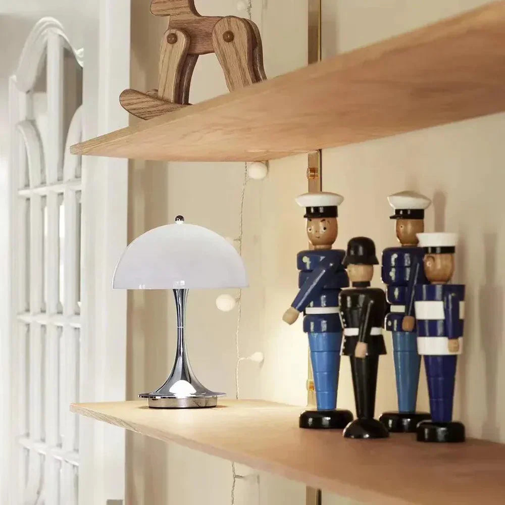 Dekorative kabellose BloomGlow Blütenknospen-Lampe, dimmbar für gemütliche Wohnzimmer-Beleuchtung.