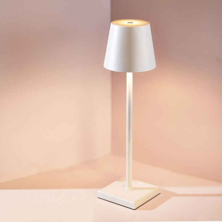 Dimmbare kabellose LED-Tischlampe aus Aluminium mit Touch-Steuerung für flexibles Ambiente im Innenbereich.