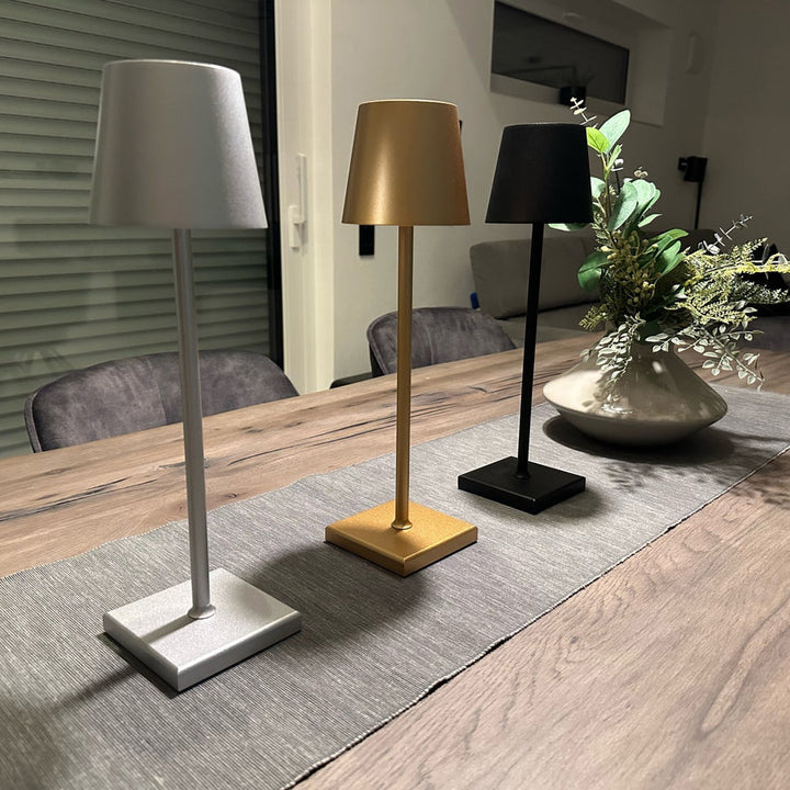 Moderne kabellose LED-Tischlampe in Anthrazit, perfekt für flexibles Lichtdesign auf dem Balkon oder der Terrasse.