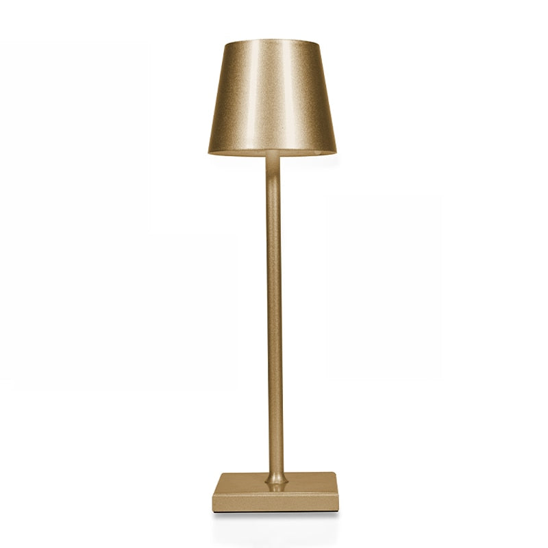 Stylische Aluminium-Tischlampe mit integrierter LED und Akku, ideal als Lese- oder Arbeitslicht ohne Kabel.