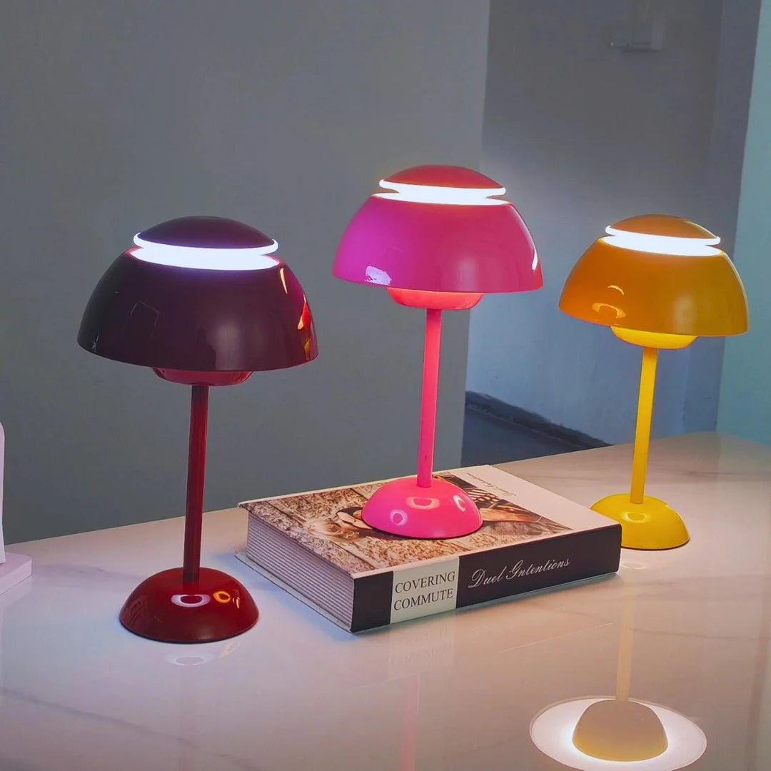 Moderne dimmbare LED Tischlampe mit intuitiver Touchsteuerung, schafft gemütliches Stimmungslicht.