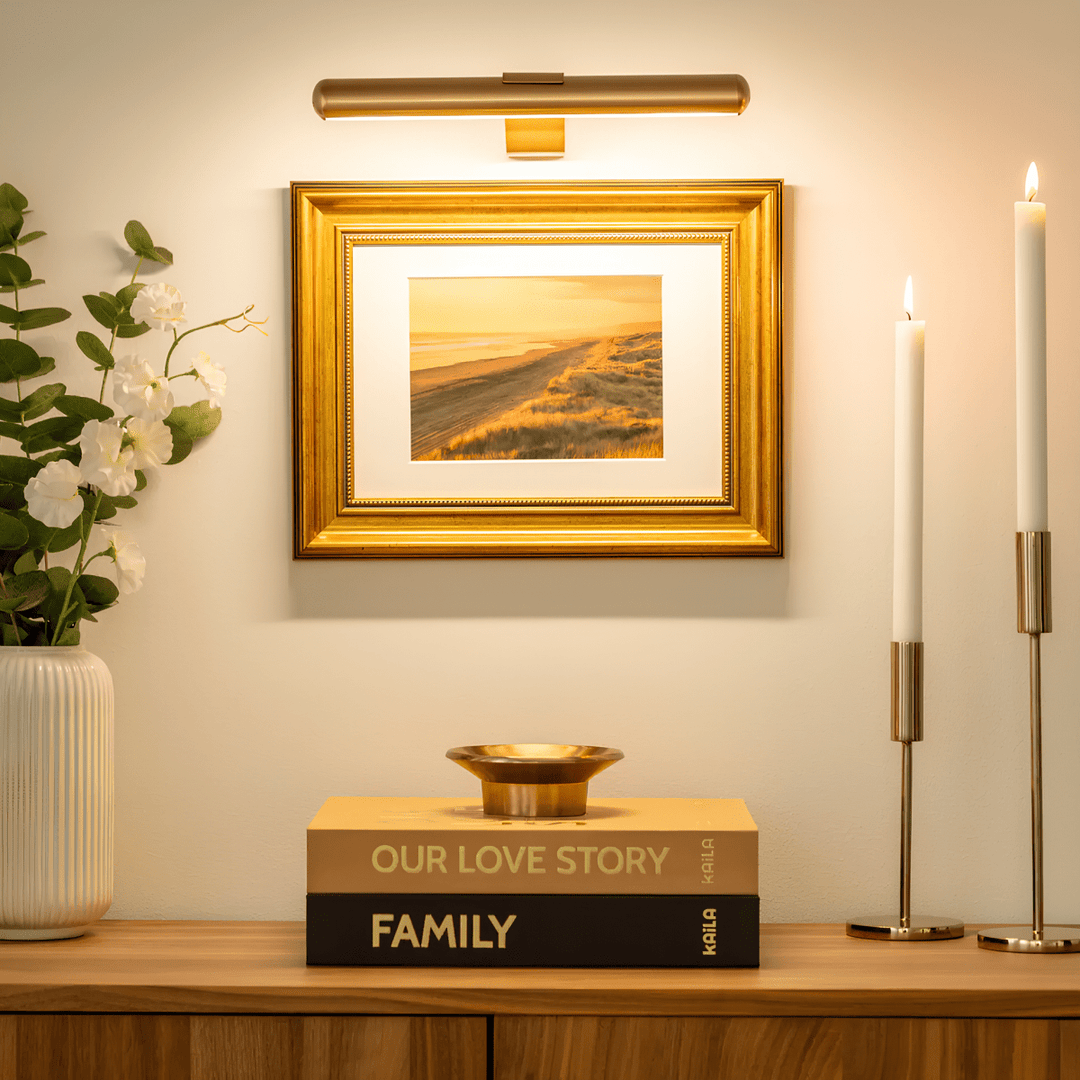 Flexible LED-Wandleuchte mit Akku, dimmbar, perfekt für die kabellose Beleuchtung von Kunstwerken.
