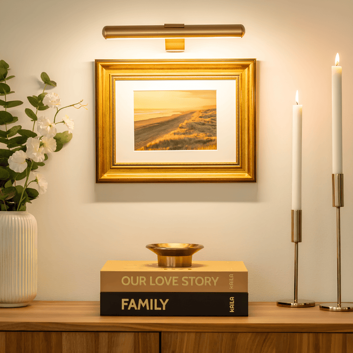 Flexible LED-Wandleuchte mit Akku, dimmbar, perfekt für die kabellose Beleuchtung von Kunstwerken.