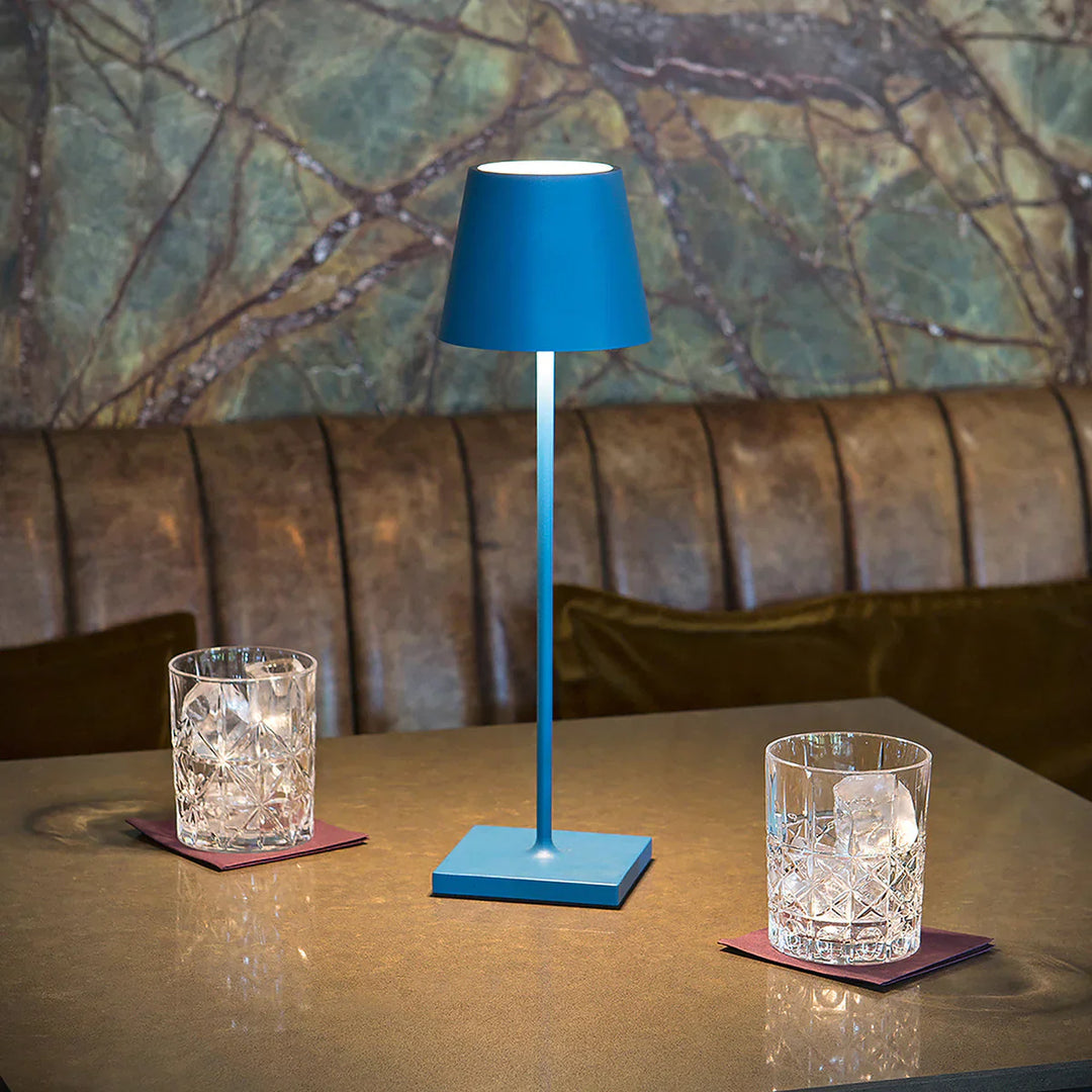 Dimmbare lange LED-Tischlampe aus Aluminium, kabellos & wiederaufladbar, für modernes Ambiente.