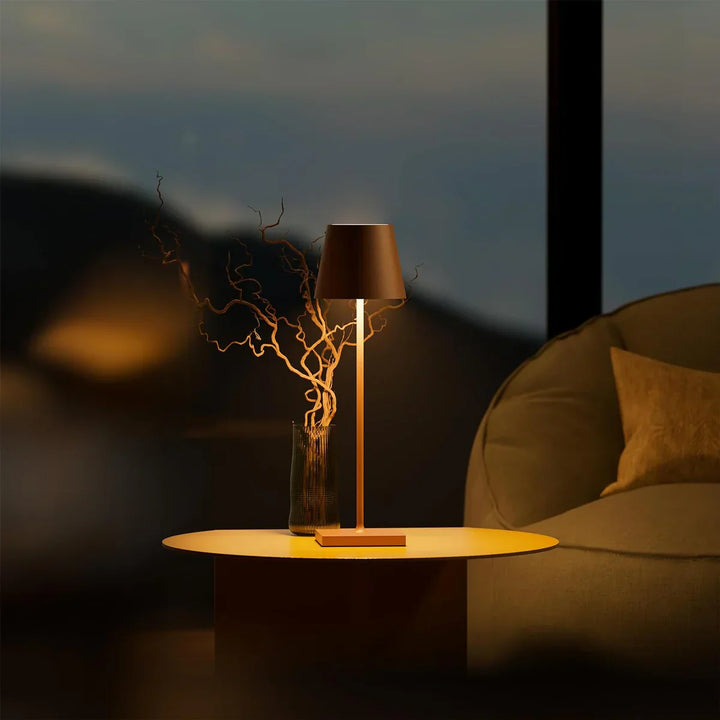 Lange dimmbare LED-Lampe schafft warme Ambientebeleuchtung im Schlafzimmer.