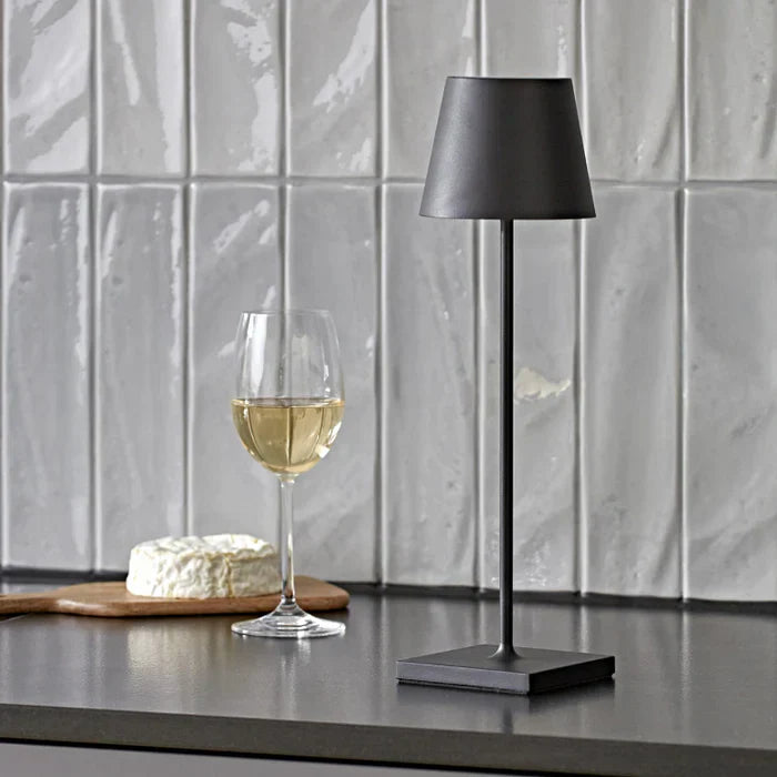 Elegante LED-Schreibtischlampe, dimmbar, kabellos, aus Aluminium für modernes Büro.