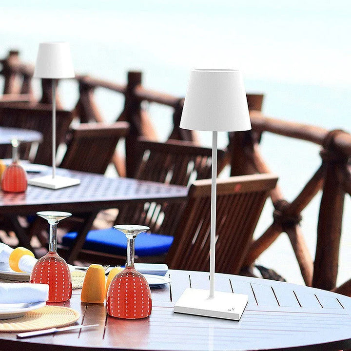 Modernes Design: Lange Aluminium LED-Tischlampe, dimmbar, kabellos, für stilvolle Akzente.