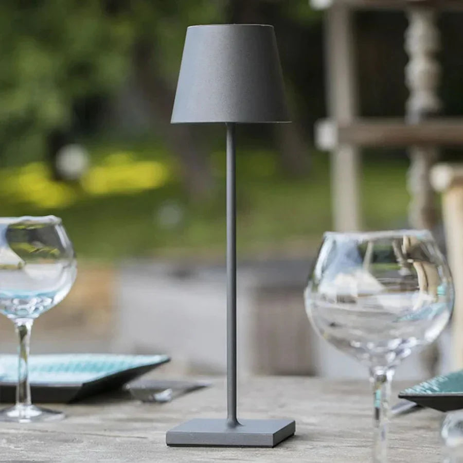Elegante, moderne LED-Designlampe für den Schreibtisch, dimmbar mit Touch-Steuerung.