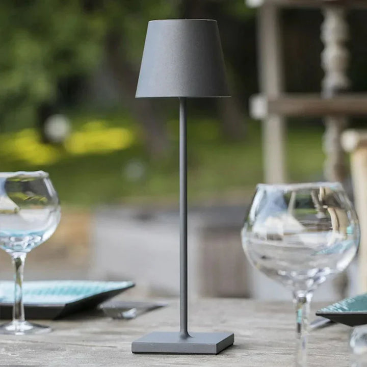 Elegante, moderne LED-Designlampe für den Schreibtisch, dimmbar mit Touch-Steuerung.