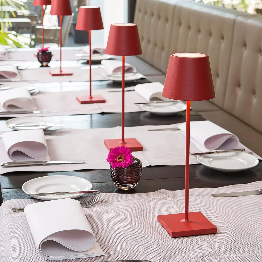 Aluminium LED-Tischlampe, dimmbar per Touch-Steuerung, ideal für stilvolles Ambiente.