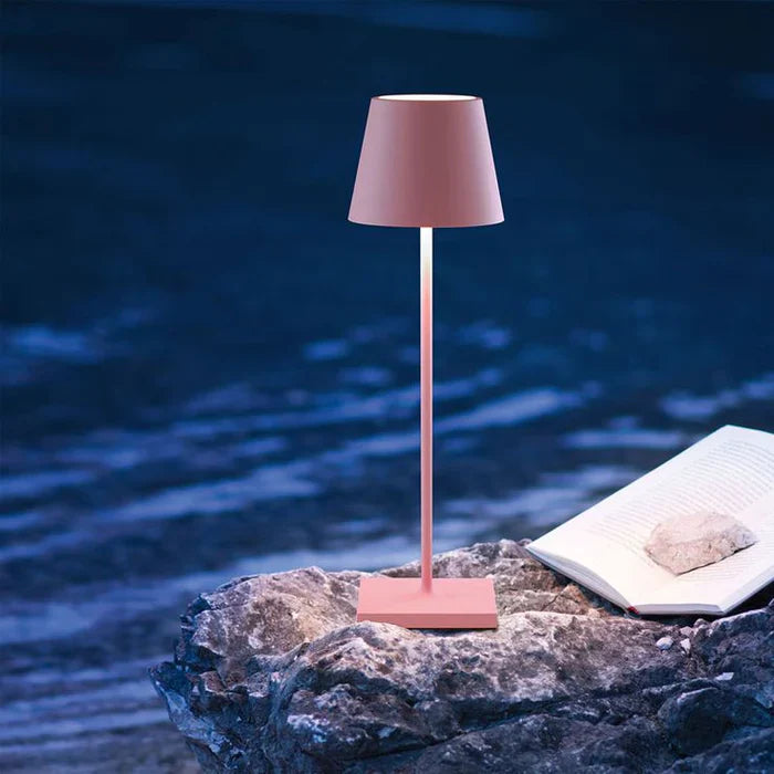 Lange dimmbare LED-Tischlampe für Ambientebeleuchtung im Wohnzimmer oder Büro.
