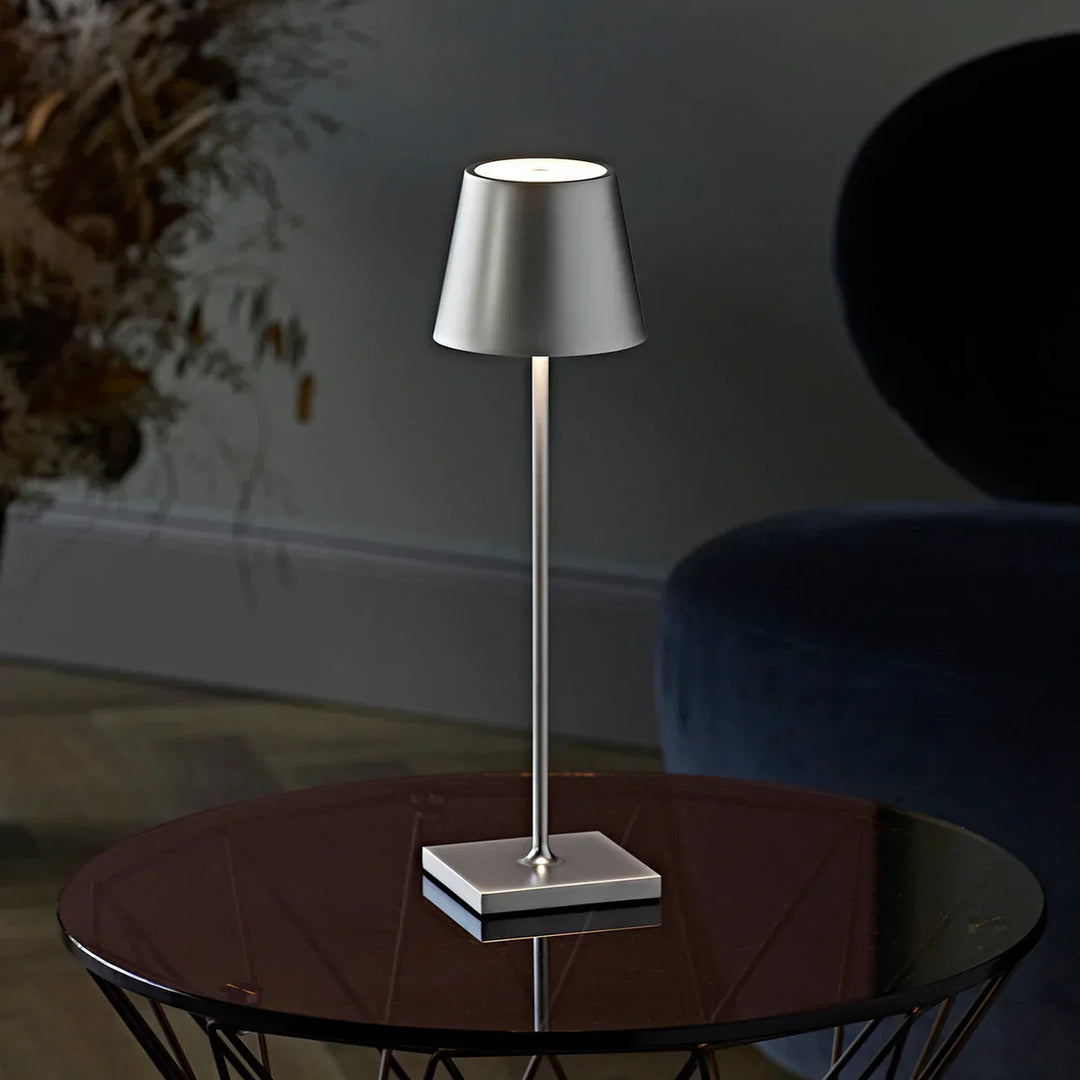 Minimalistische, moderne LED-Tischlampe, dimmbar, aus Aluminium für stilvolle Innenbeleuchtung.
