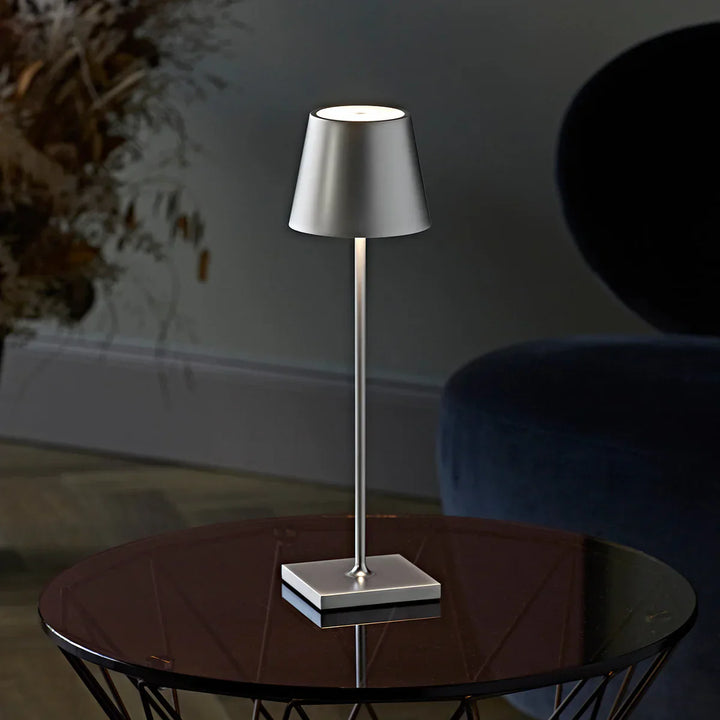 Minimalistische, moderne LED-Tischlampe, dimmbar, aus Aluminium für stilvolle Innenbeleuchtung.