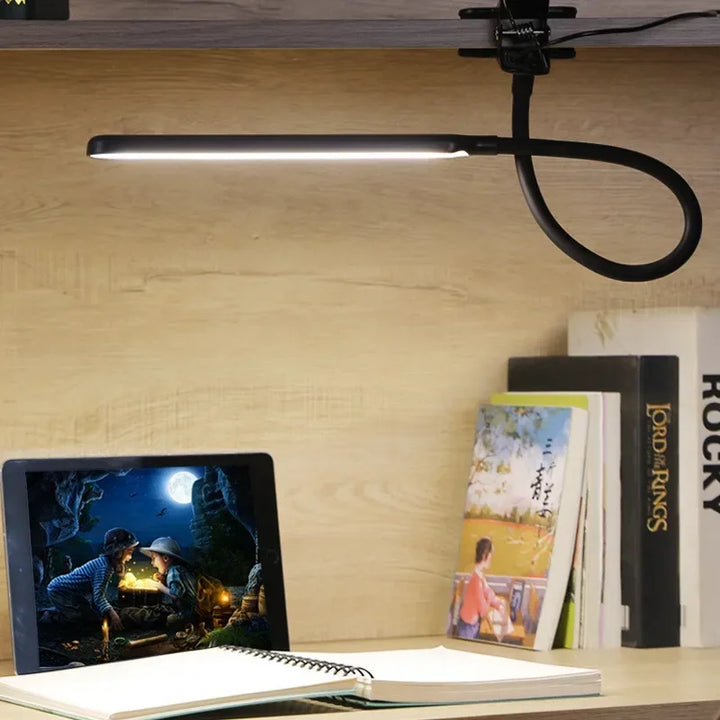 Dimmbare LED-Klemmleuchte mit Flexarm, 3 Lichtfarben und 10 Helligkeiten für Schreibtisch oder Nachttisch.
