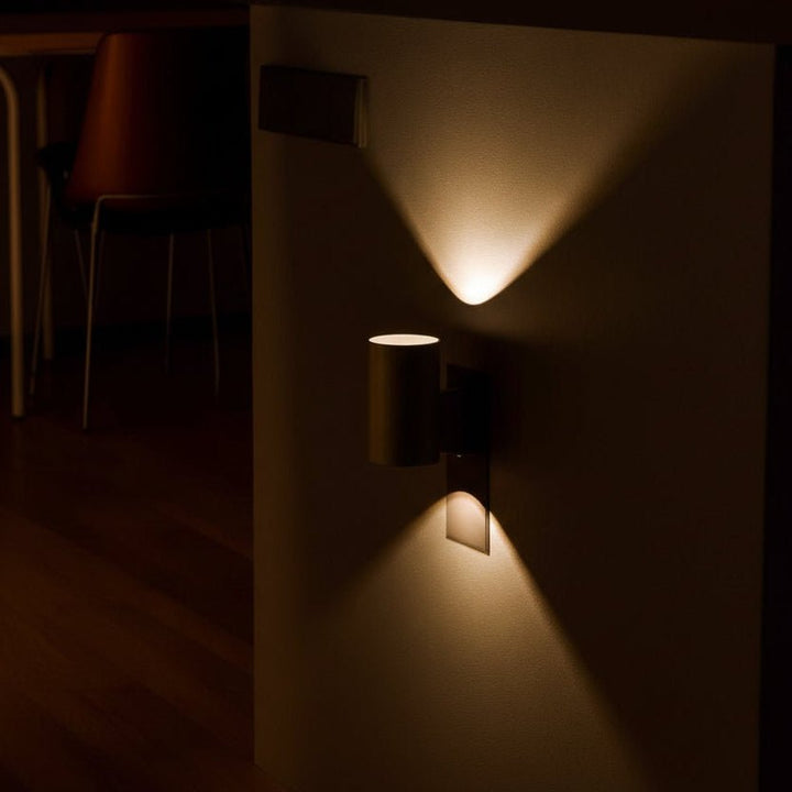 Intelligente LED-Nachtlampe mit Automatik-Sensor, dimmbar für perfekte Atmosphäre in jedem Raum.