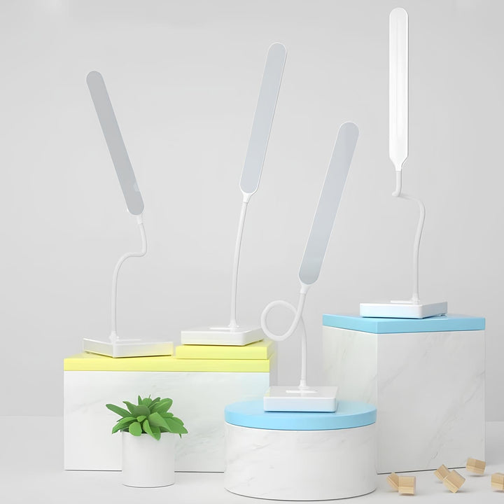 Stilvolle LED-Tischlampe mit Flexarm für Ambientebeleuchtung im Zuhause oder als Leselampe am Bett.