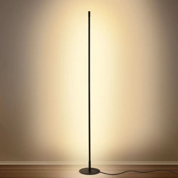 Elegante LED-Stehleuchte mit modernem Design, energieeffizient und dimmbar, verschönert jedes Interieur.