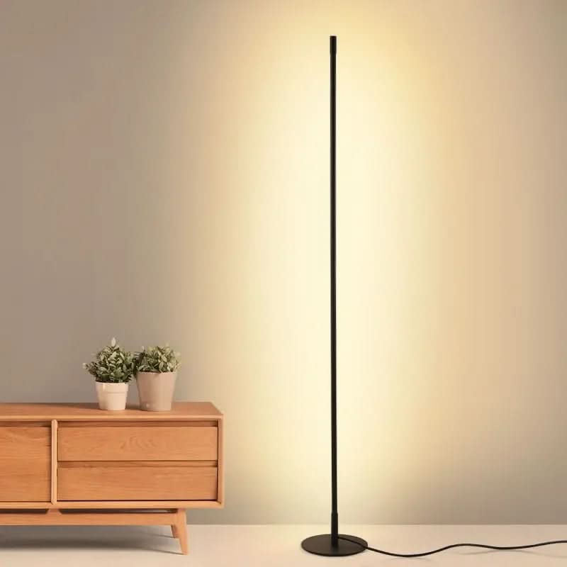 Energieeffiziente dimmbare Stehleuchte für flexible Raumbeleuchtung. Schafft gemütliches Ambiente im Schlafzimmer.
