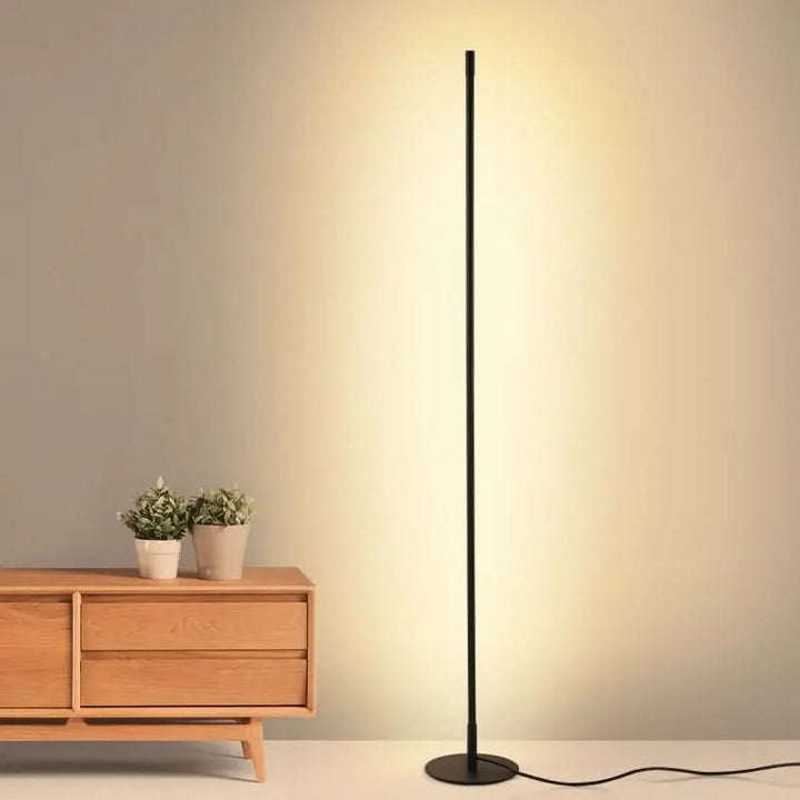 Energieeffiziente dimmbare Stehleuchte für flexible Raumbeleuchtung. Schafft gemütliches Ambiente im Schlafzimmer.