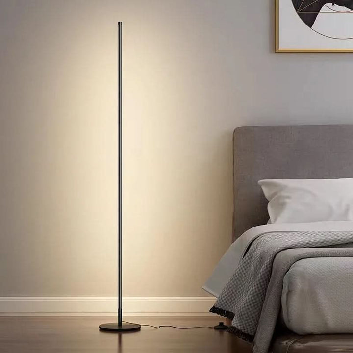 Schlanke LED-Stehleuchte, dimmbar, perfekt als Leseleuchte oder Stimmungslicht im modernen Wohnzimmer.