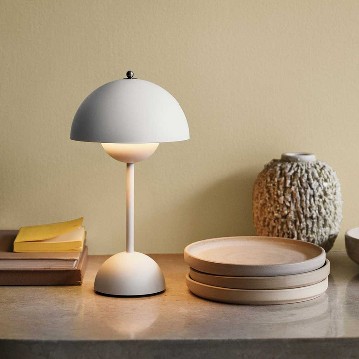 Moderne dimmbare LED Lampe MoonGlow, kabellos, als Dekoration für Wohnzimmer & Schlafzimmer.