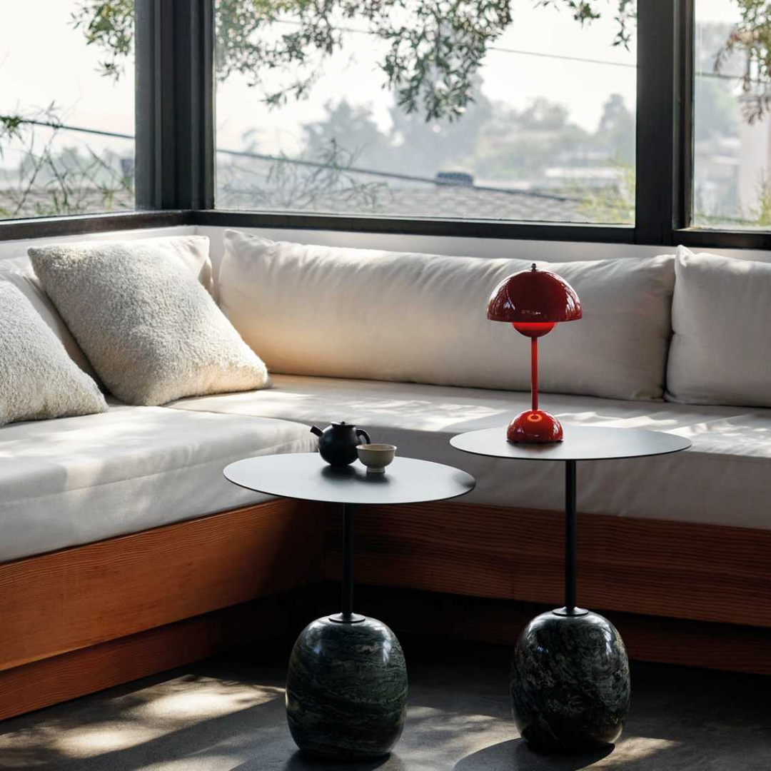 Elegante MoonGlow LED Tafellampe, dimmbar & kabellos, schafft warmes, einladendes Ambiente.