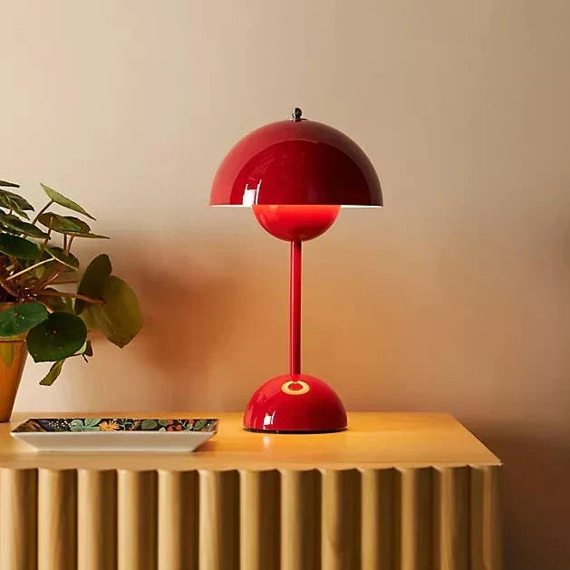 Kompakte dimmbare LED Tischlampe MoonGlow, kabellos, perfekt für kleine Räume und Büros.