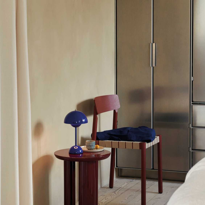 Dimmbare LED Design-Tafellampe MoonGlow, kabellos, ideal für einladendes Wohnzimmer Ambiente.