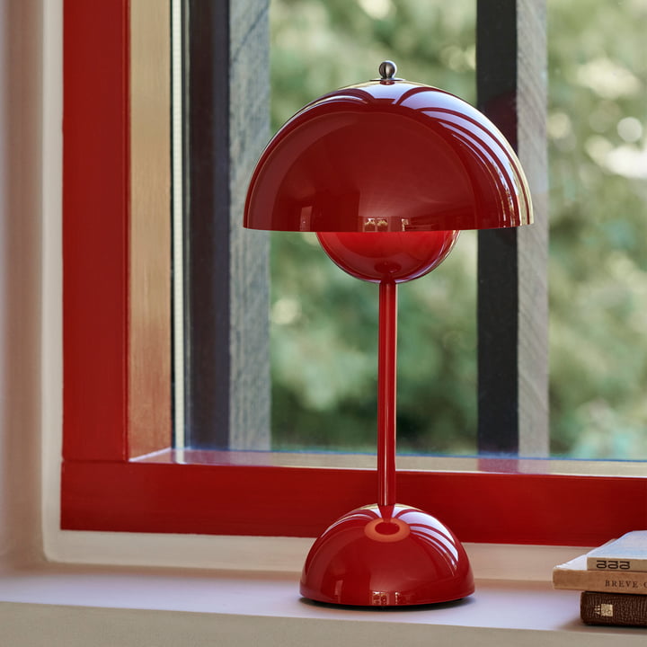 Elegante dimmbare LED Tischlampe MoonGlow, kabellos, modernes Design für jede Dekoration.