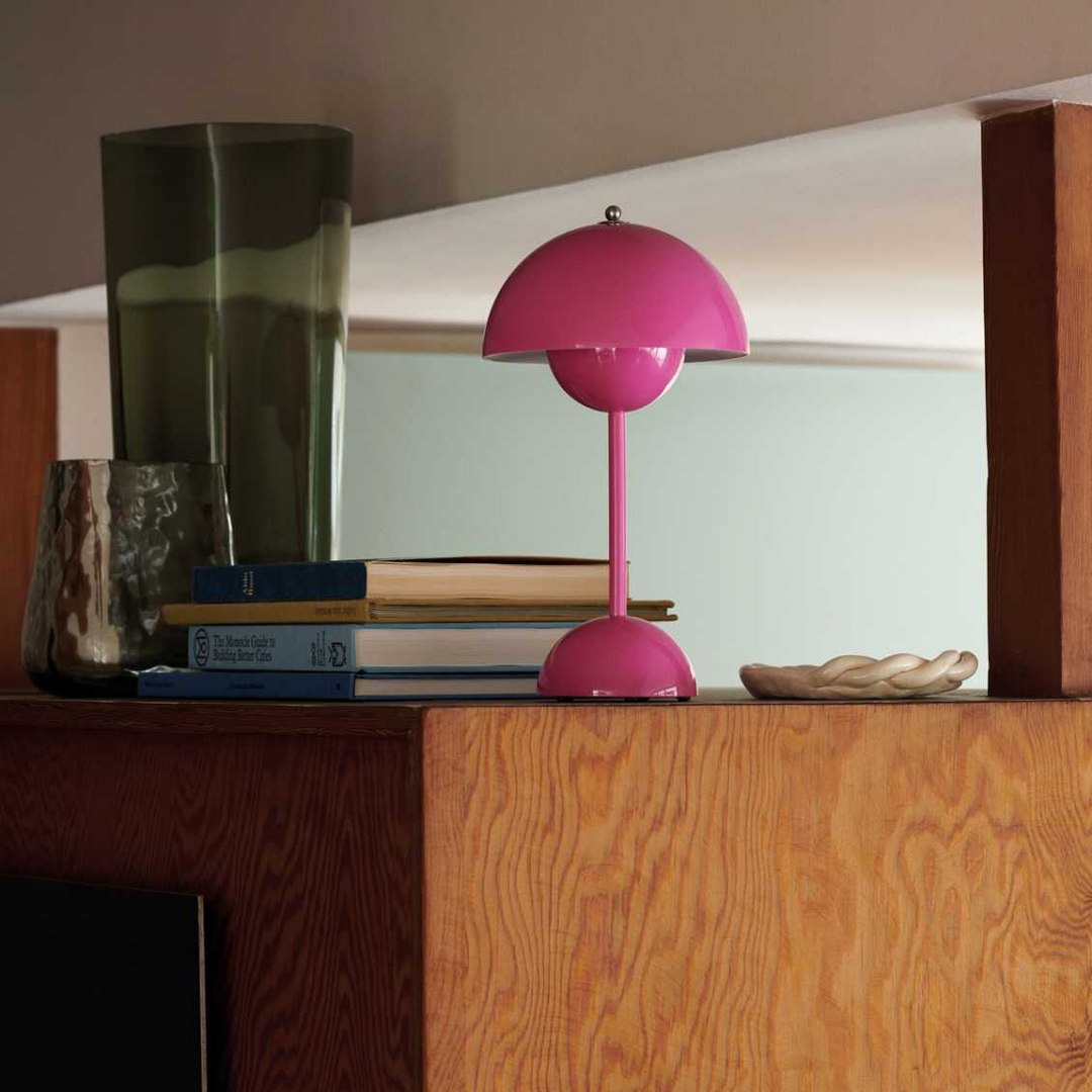 Elegante LED Lampe MoonGlow, dimmbar, kabellos, als moderne Dekoration für jeden Raum.