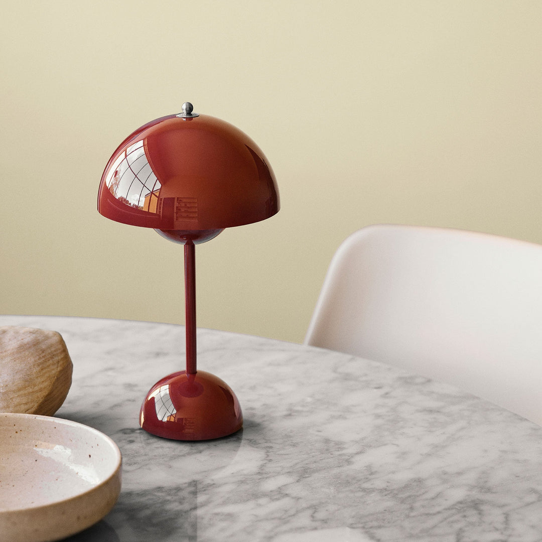Moderne dimmbare LED Tischleuchte MoonGlow, kabellos, für wohnliche Gemütlichkeit.