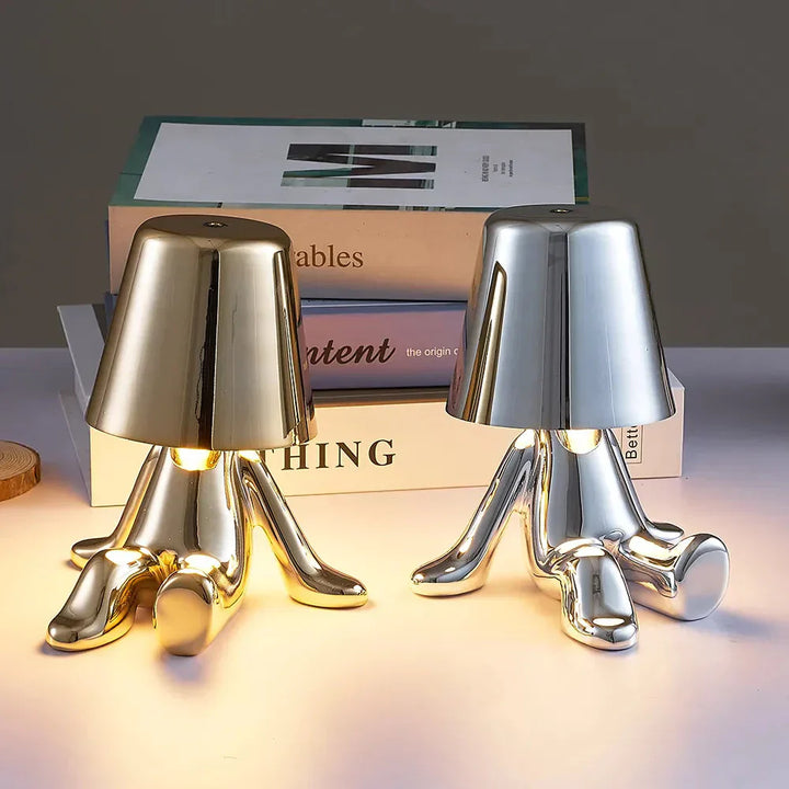 Dimmbare LED Tischlampe für stimmungsvolles Ambiente im Wohnzimmer.