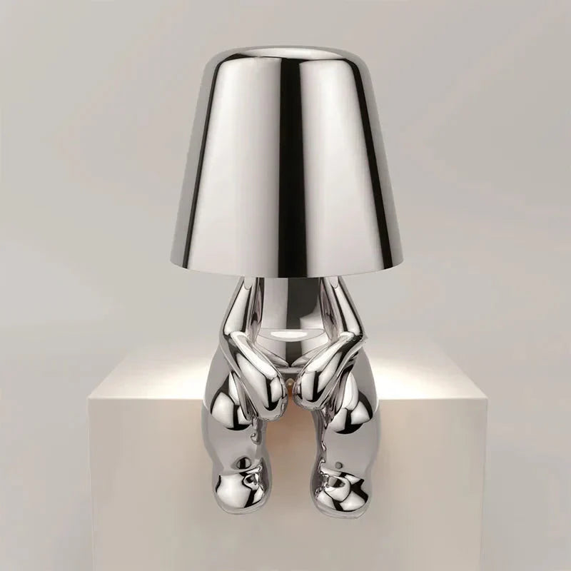 Stylische dimmbare LED Tischlampe als Blickfang im zeitgenössischen Design.