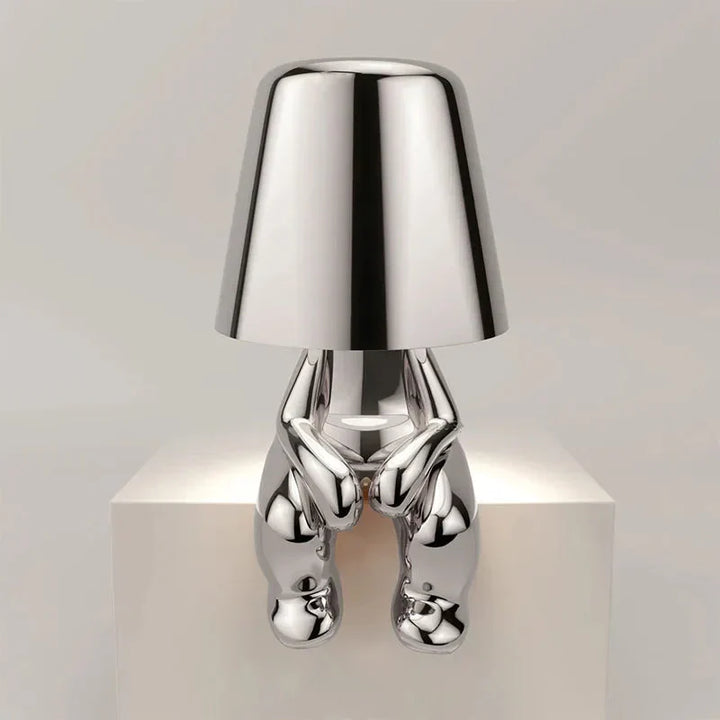 Stylische dimmbare LED Tischlampe als Blickfang im zeitgenössischen Design.