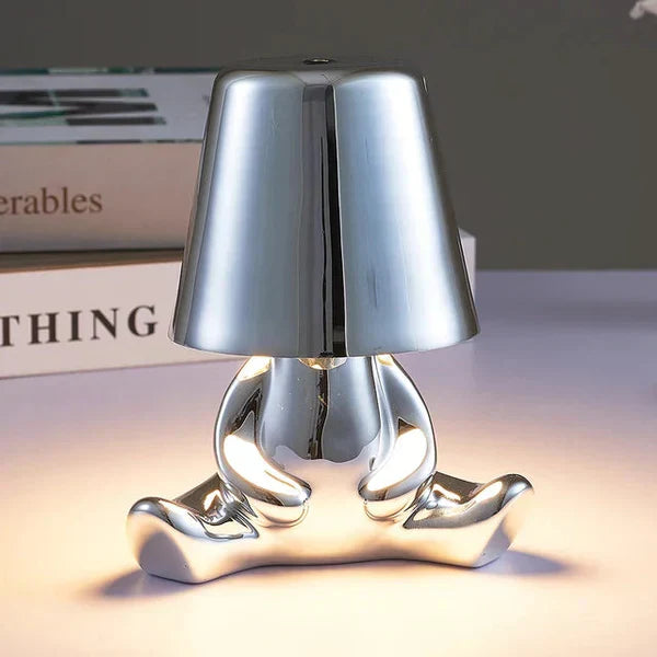 Kompakte LED Tischlampe, kabellos und dimmbar, für flexibles Stimmungslicht.